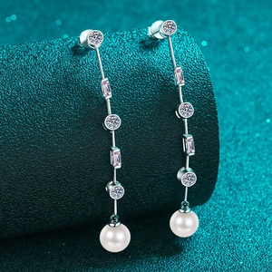 Orecchini pendenti in argento 925 con moissanite e perle su supporto verde scuro