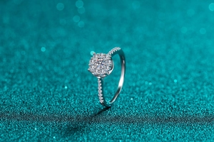 Vue macro latérale de la bague en argent S925 avec amas de moissanite en forme de flocon