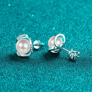 Élégantes boucles d'oreilles perles en argent S925 avec design de fleur en moissanite