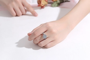 Détail d'une bague tournesol en argent S925 avec pierre moissanite portée à la main