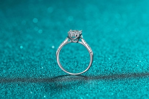 Macro d'une bague en argent S925 avec moissanite, monture halo et diamants étincelants