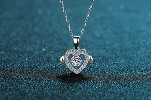 Vue macro du collier cœur en argent S925 avec moissanite centrale et ailes ciselées