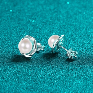 Élégantes boucles d'oreilles en argent 925 fleur de prunier avec moissanite et perles