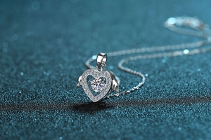 Détail du collier coeur en argent 925 avec ailes d'ange et moissanite scintillante