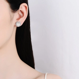 Élégantes boucles d'oreilles en argent S925 avec perle blanche et zircons étincelants