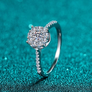 Bague en Argent Sterling 925 Moissanite pour Femmes Design Halo Camélia Luxueux Bague Électroplaquée Incrustée Bijoux de Mariage