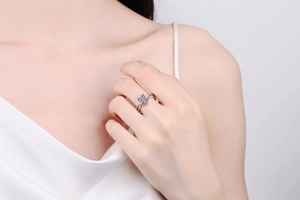 Close-up of S925 silver V-shaped ring featuring a blue heart-shaped moissanite stone