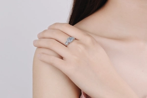 Close-up of S925 sterling silver leaf ring with round moissanite on a model finger