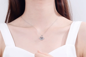 Vue détaillée du collier coeur en argent 925 avec moissanite scintillante et ailes