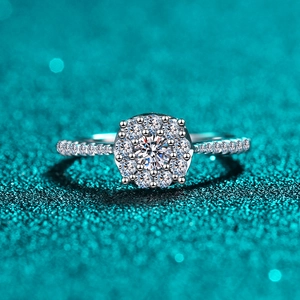 Bague en argent sterling S925 avec moissanite scintillante sur fond bleu scintillant