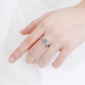 Bague luxueuse en argent sterling S925 avec moissanite et serti micro-pavé sur la main