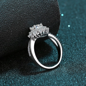 Bague tournesol luxueuse en argent sterling S925 avec moissanite ronde et brillante