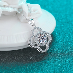 Elegant S925 sterling silver four-leaf clover pendant necklace with brilliant moissanite