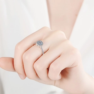 Bague élégante en argent 925 avec un design floral en moissanite bleue éclatante