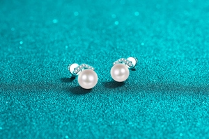 Detail of round freshwater pearl earrings with micro-set moissanite in S925 silver