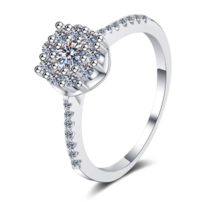 Bague moissanite élégante en argent S925 avec centre floral en grappe et pierres sur le côté