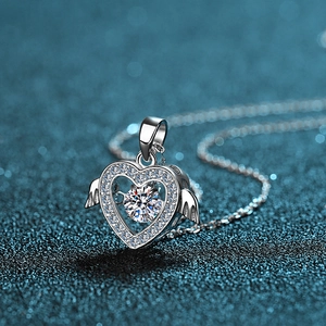Élégant collier en argent sterling S925 avec cœur, ailes d'ange et pierre moissanite
