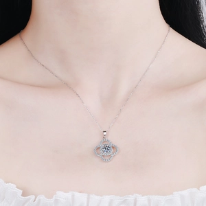 Elegant S925 sterling silver four-leaf clover necklace with sparkling 1-carat moissanite stone