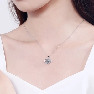 Collier cœur ailé en argent sterling S925 avec moissanite porté par un mannequin