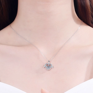 Élégant collier en argent sterling S925 avec pendentif cœur ailé et pierre brillante
