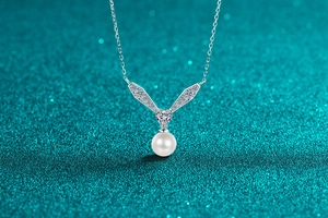 Détail du collier en argent S925 avec moissanite cœur et perle d'eau douce naturelle