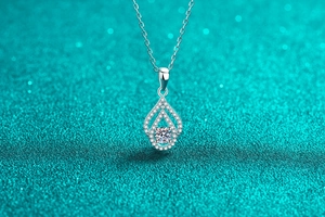 Nahaufnahme des 925 Silber Wassertropfen-Anhängers mit Moissanit und Zirkonia-Pflaster