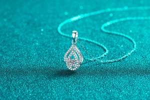 Makroaufnahme des Wassertropfen-Silberanhängers mit Moissanit und Diamantbesatz