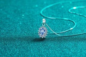 Vue macro d'un collier en argent S925 avec pendentif en moissanite ovale bleu royal