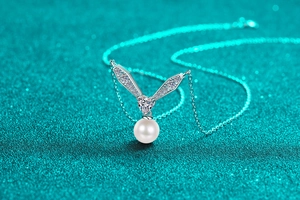 Vue macro d'un collier en argent S925 avec pierre en cœur et perle d'eau douce naturelle
