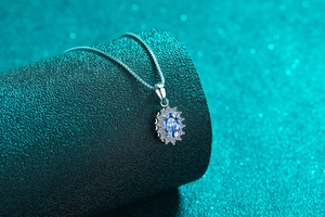 Détail du pendentif moissanite bleue ovale sur chaîne en argent S925 avec halo de diamants