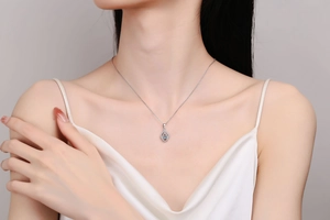 Detailansicht der Tropfenkette mit blauem Moissanit auf dem Schlüsselbein des Models