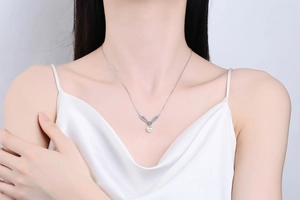 Détail du pendentif en V en argent S925 avec perle d'eau douce blanche sur le mannequin