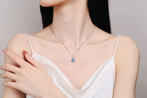 Détail du collier en argent S925 avec pendentif moissanite bleu clair ovale sur modèle