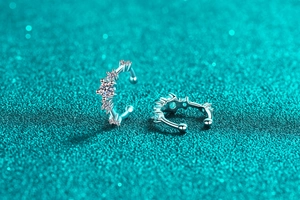 Macro di orecchini a clip in argento S925 con moissanite a taglio brillante sfumato