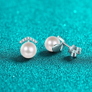 S925 sterling silver freshwater pearl stud earrings with V-shaped pavé moissanite accents