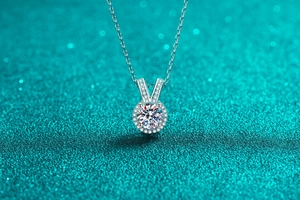 Dettaglio macro della collana in argento S925 con pendente in moissanite e gancio a V
