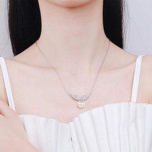 Elegant 925 silver necklace with 10mm pearl and angel wings moissanite pendant
