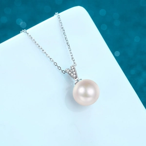 Elegant S925 silver necklace with a 10mm freshwater pearl and moissanite pendant