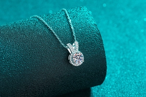 Macro della collana in argento S925 e moissanite con ciondolo orecchie di coniglio