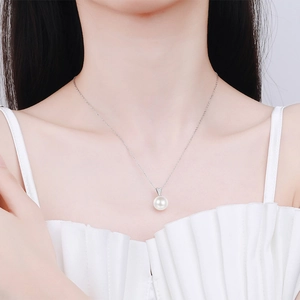 Elegant S925 silver necklace with 10mm white freshwater pearl and moissanite stone