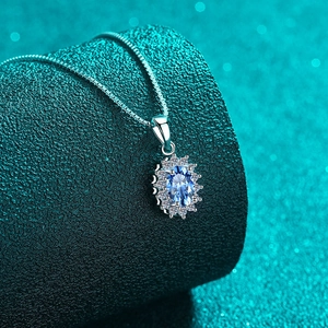 Élégant collier en argent S925 avec pendentif en moissanite ovale bleu royal halo