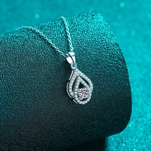 Halskette aus 925 Sterling Silber mit Tropfenanhänger und brillantem Moissanit-Zentrum