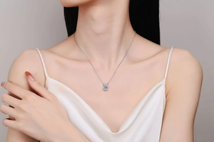 Dettaglio della collana in argento S925 con ciondolo a coniglio in moissanite blu chiaro