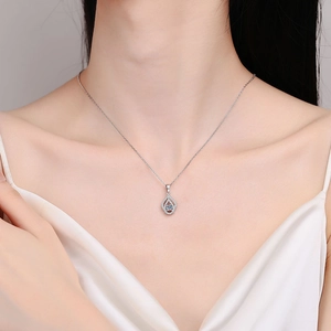 Halskette aus 925 Sterling Silber mit Tropfen-Anhänger und Moissanit am Modell