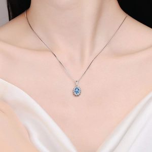 Collier en argent S925 avec pendentif moissanite bleue ovale et design halo pour femme