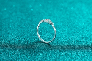 Makroaufnahme von S925 Sterling Silber Ring mit Moissanit auf grünem Glitzer