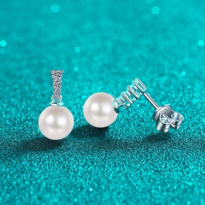 Elegant S925 silver pearl stud earrings with sparkling moissanite stones