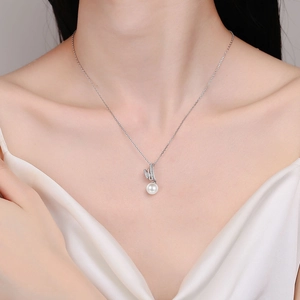 S925 silver pearl necklace with moissanite circle pendant on elegant model neck