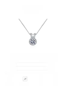 Dettaglio del ciondolo orecchie di coniglio in moissanite 1ct in argento 925 placcato 5 strati