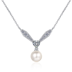 Collier en argent S925 avec moissanite cœur et perle d'eau douce sur fond blanc
